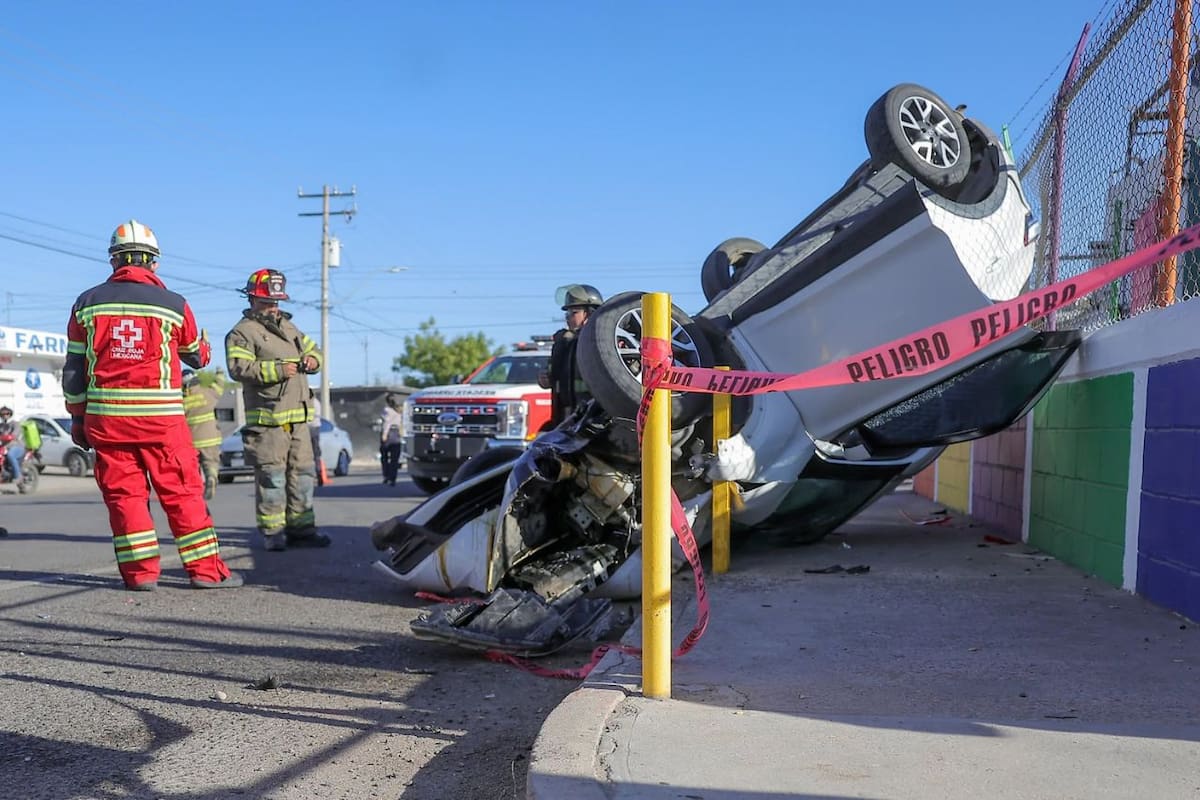 Conductor perdió el control de su vehículo tras choque: terminó volcado y estampado contra establecimiento en colonia Las Isabeles de Hermosillo