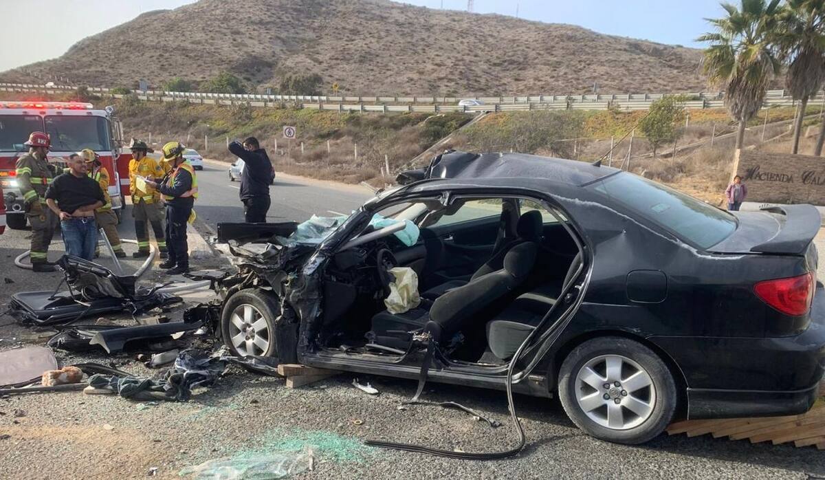 El accidente tuvo lugar sobre la carretera libre Rosarito-Ensenada en el kilómetro 35+900 a la altura del fraccionamiento Mar de Calafia.