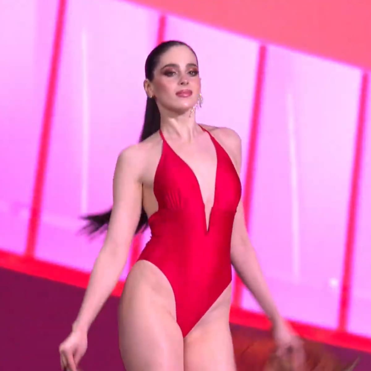 La modelo, originaria de Teapa, Tabasco, optó por una coleta alta y maquillaje con sombras ahumadas, rubor rosado y labial rojo, un look que complementó su seguridad en escena.