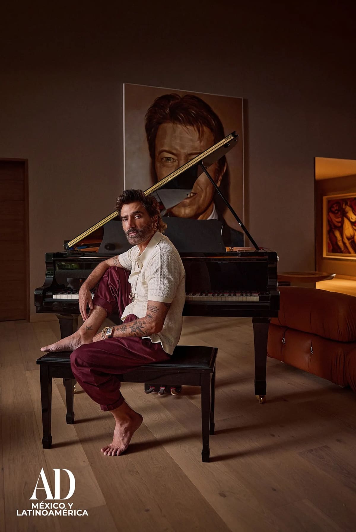 La residencia cuenta con una sala principal que alberga un piano.