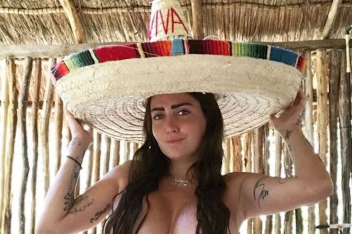 Celia Lora publica foto en la que deja ver uno de sus pechos