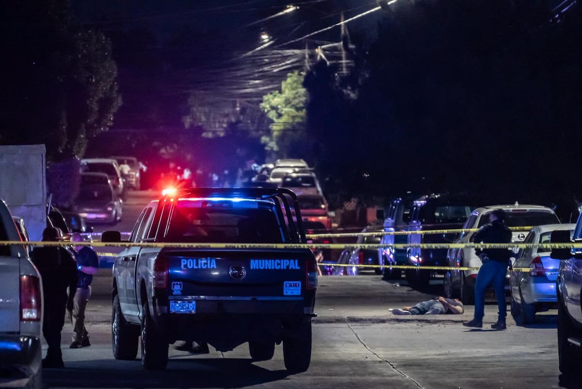 El agresor atacó con arma blanca a los oficiales dentro de un domicilio; una mujer fue hospitalizada. Foto: Border Zoom