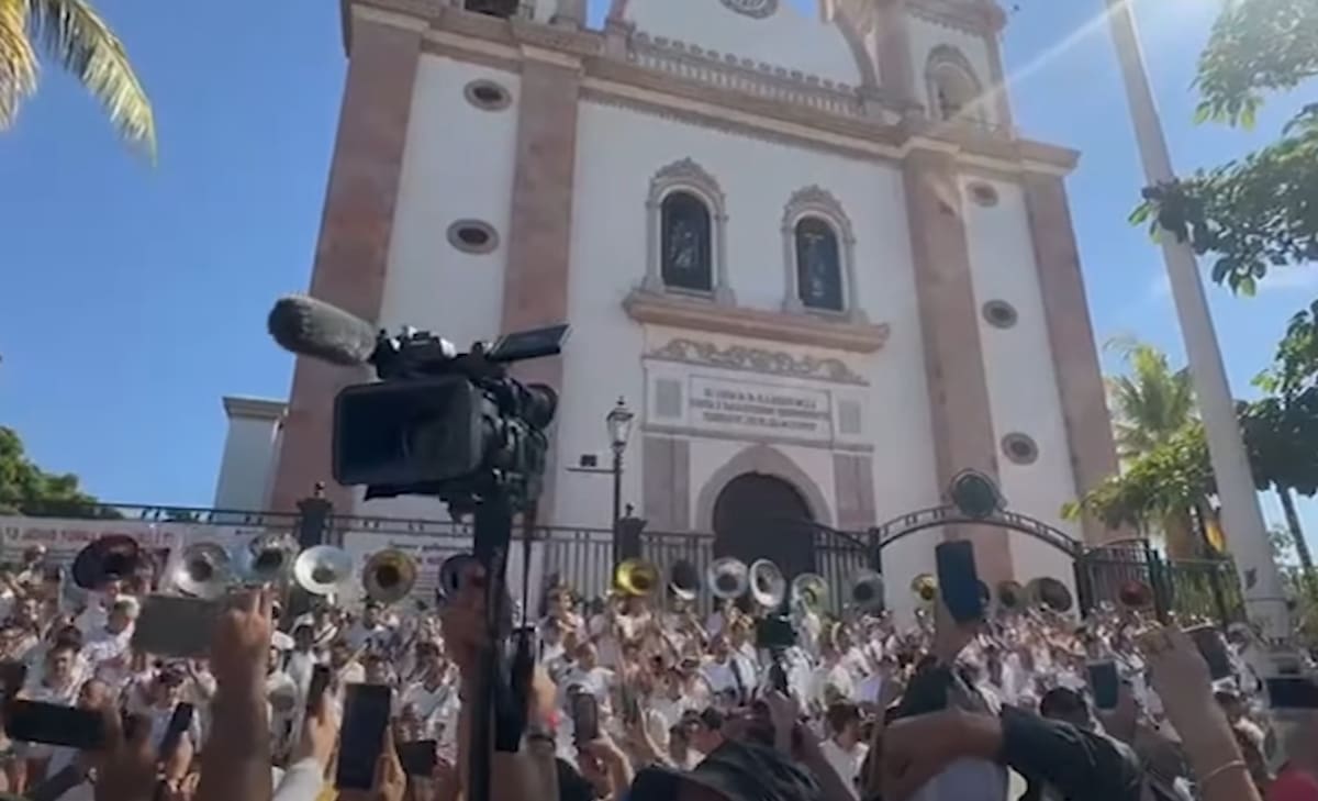 Frente a la catedral de Culiacán, músicos sinaloenses interpretan canciones en una petición por la paz en el estado