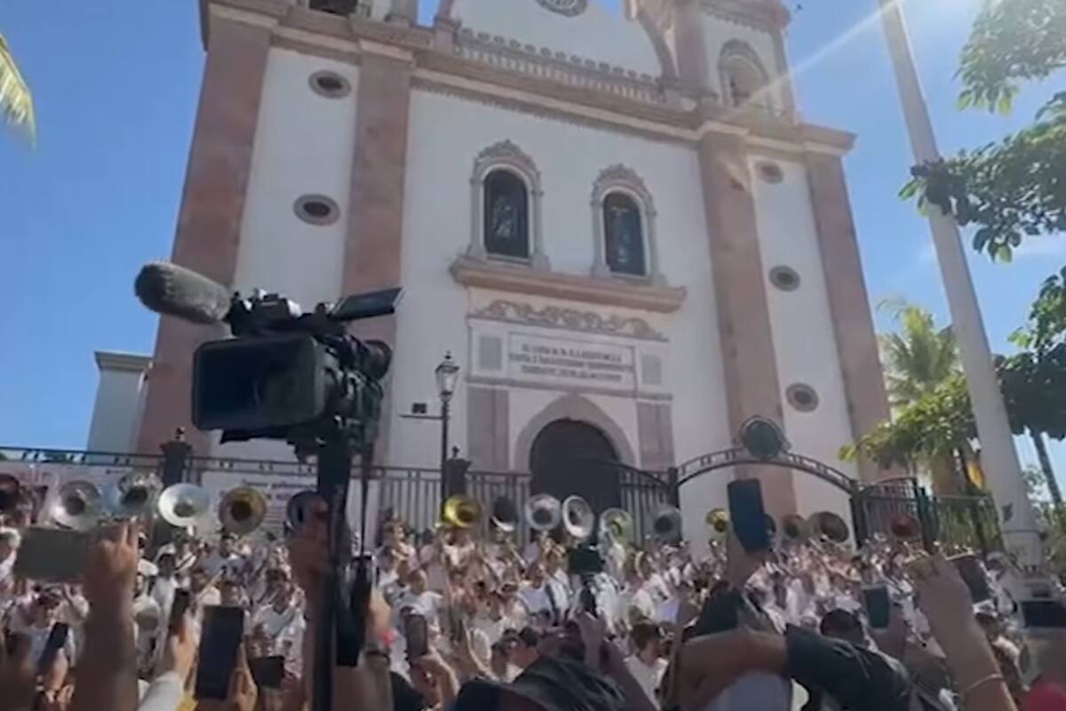Frente a la catedral de Culiacán, músicos sinaloenses interpretan canciones en una petición por la paz en el estado