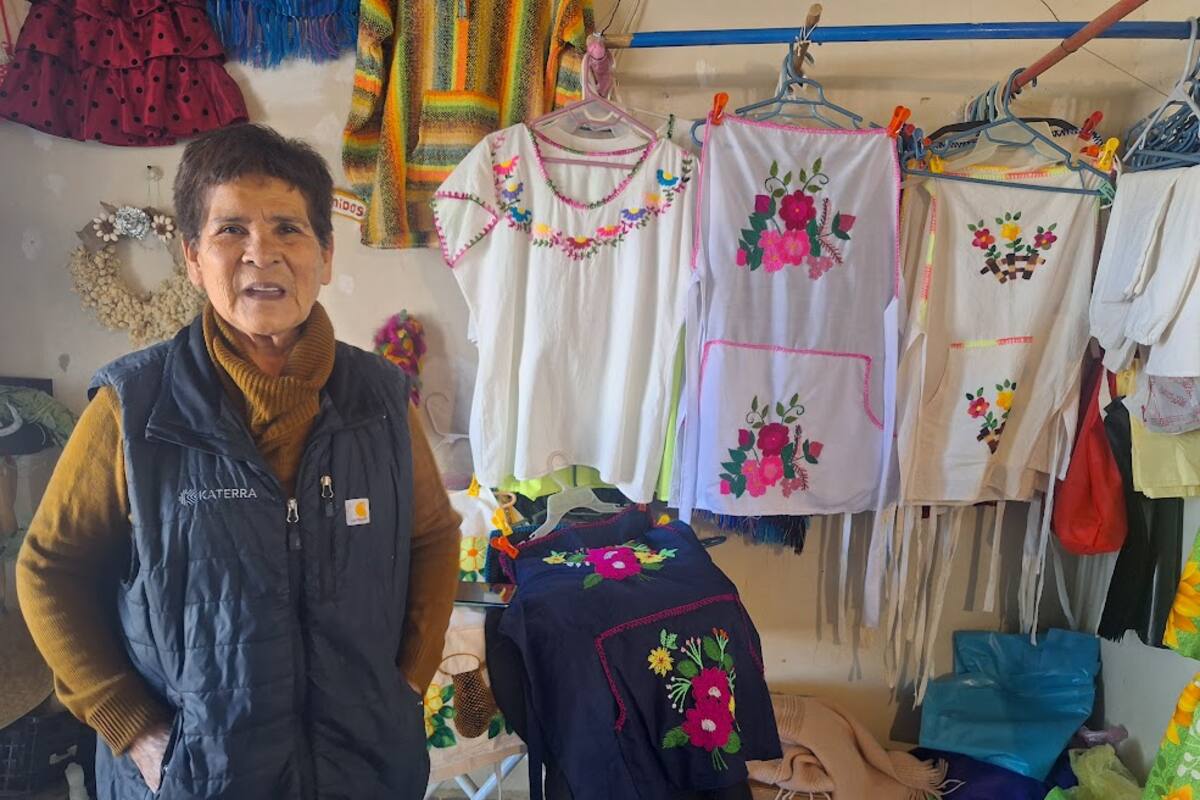 Bordadora de 67 años, con cada puntada preserva y honra el legado de su padre