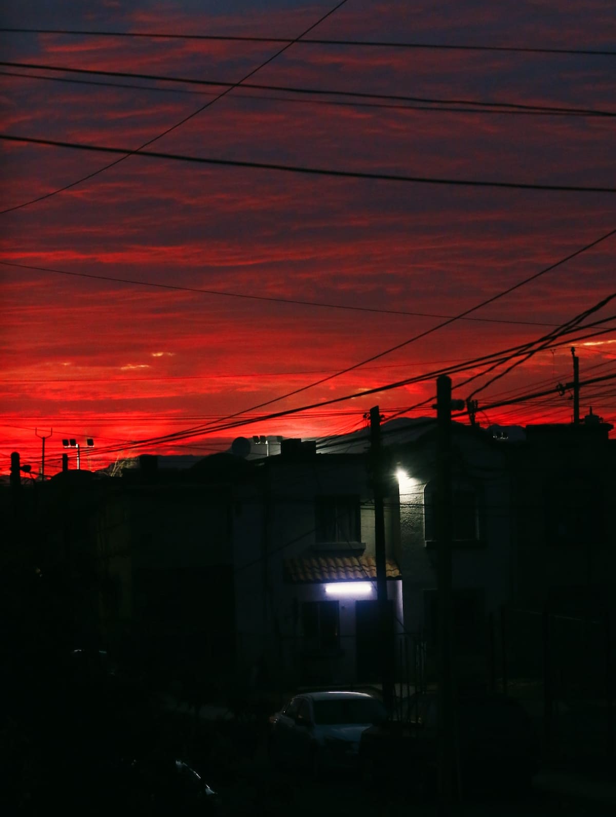 El cielo de Mexicali se iluminó con los colores del atardecer, observado desde distintos puntos de la ciudad, como esta imagen captada en la zona sur.
Foto: Saúl Martínez