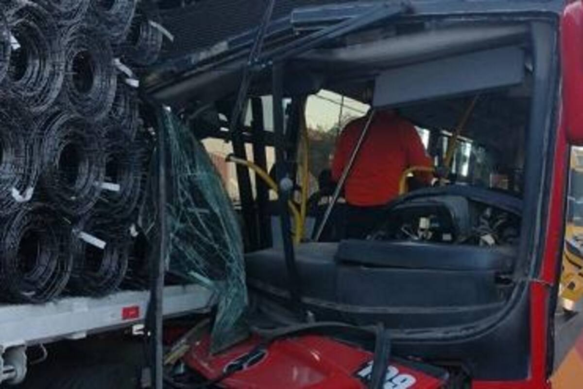 Choca autobús contra camión sobre calzada Héctor Terán