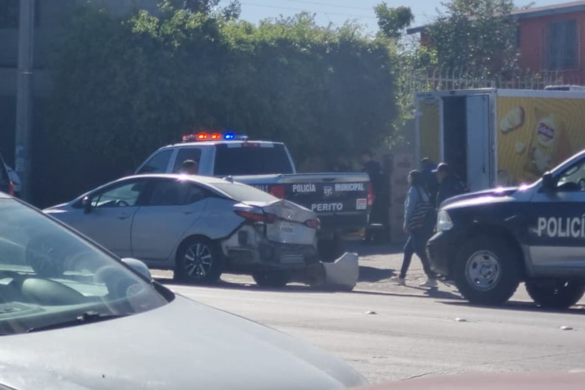 Accidente en Calzada Tecnológico involucra a patrulla de la Policía Municipal