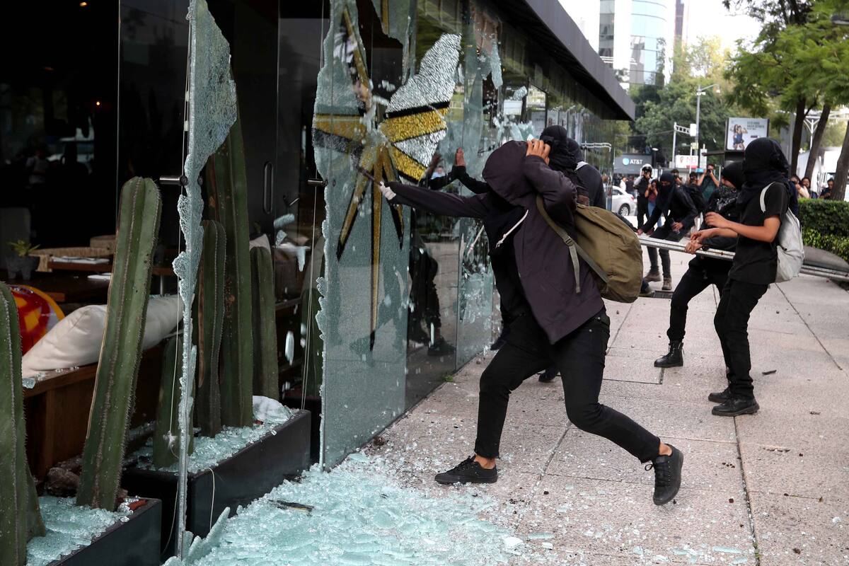 Leer es de burgués: Queman librería y dañan Palacio Nacional en marcha por los 43