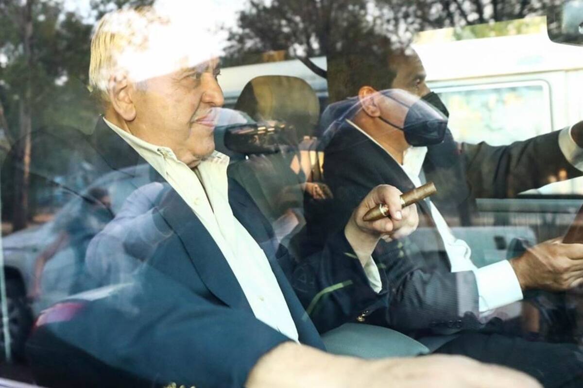 De traje y con puro en mano, así salió Alonso Ancira del Reclusorio Norte