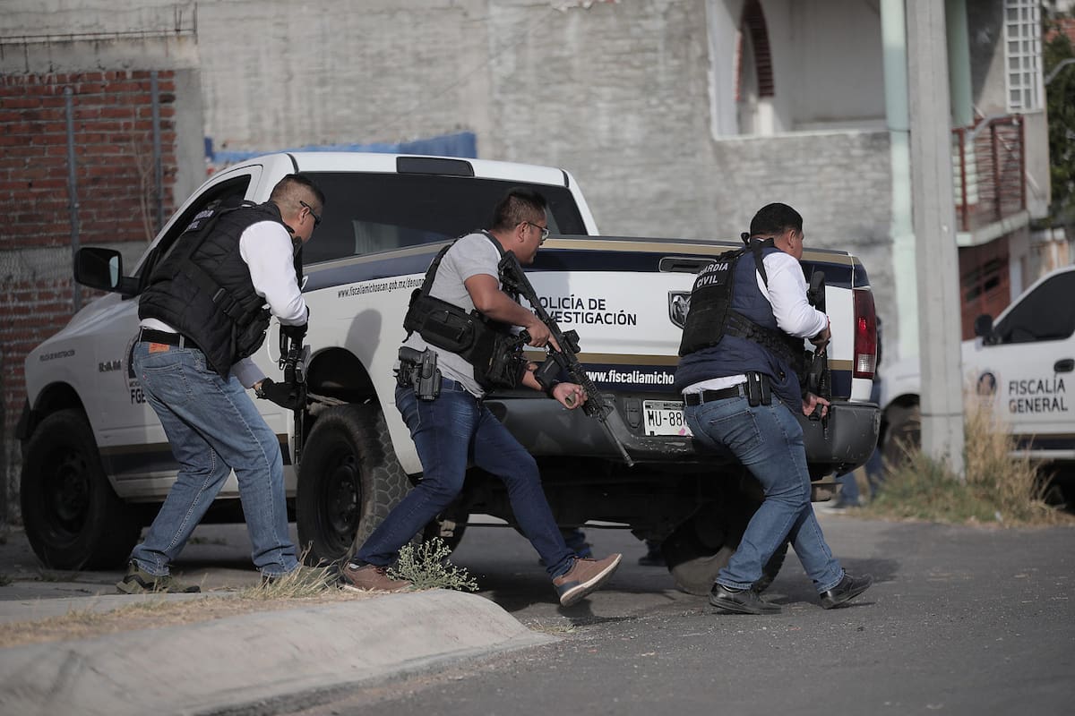 Fotografía de archivo de personal de la Policía de Investigación que realiza un operativo en la zona de donde ocurrió un tiroteo en la ciudad de Morelia, estado de Michoacán (México). EFE/Iván Villanueva