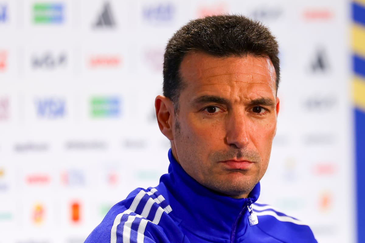 Lionel Scaloni afirma que quienes dicen que ayudan a Argentina solo demuestran que no quieren verla ganar y sostiene que la tecnología hace muy difícil influir en los resultados del Mundial