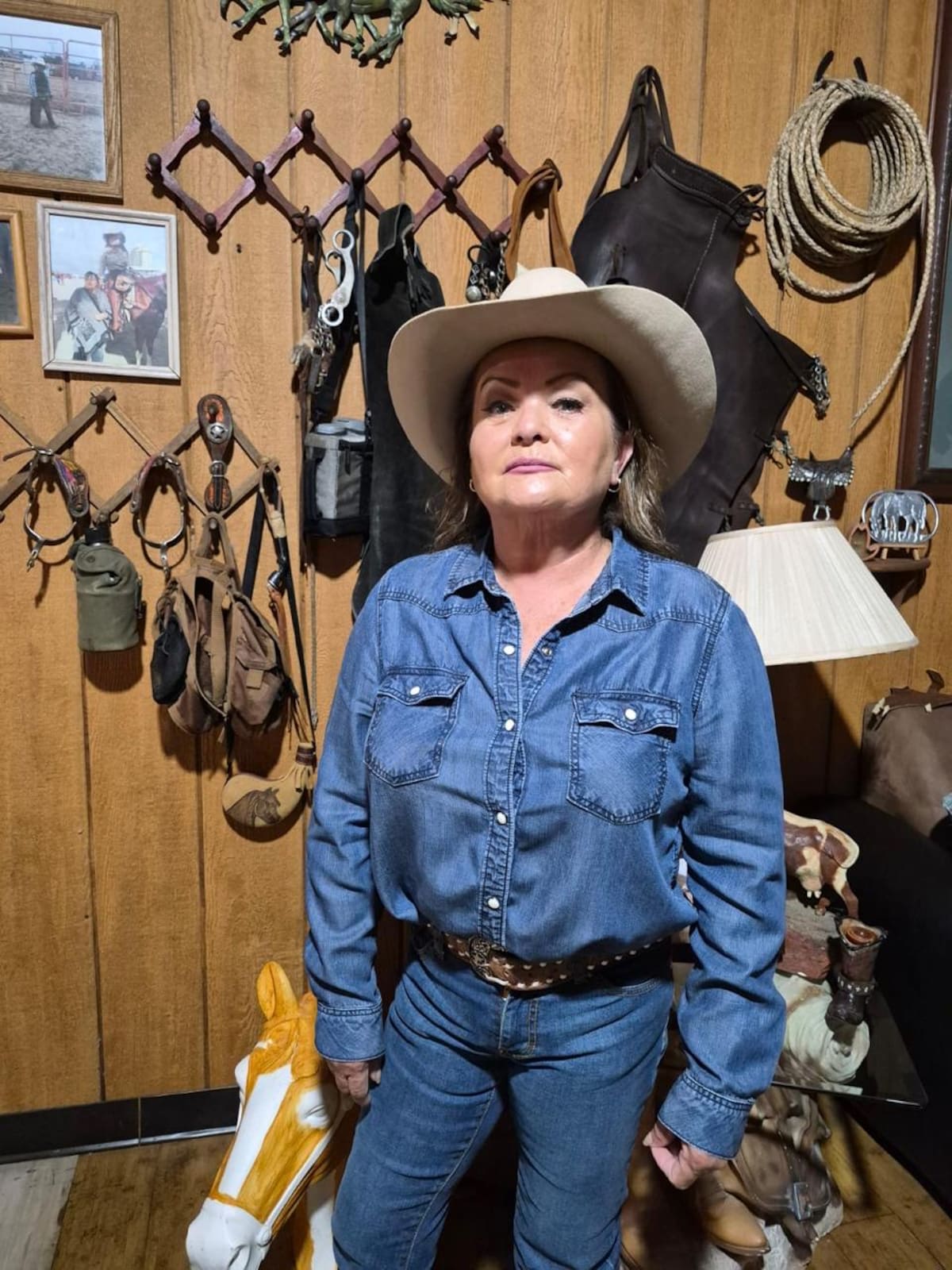 Con más de cuatro décadas montando a caballo y 26 años participando en cabalgatas, Blanca Elvia Vindiola Machado se ha convertido en un ejemplo de perseverancia dentro de la tradición vaquera del noroeste del país. Foto: Carmen Gutierrez