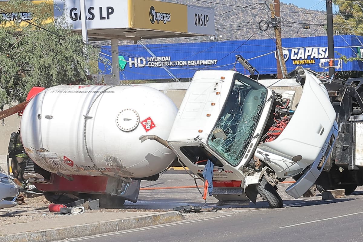 Vuelca pipa cargada con 10,000 litros de gas