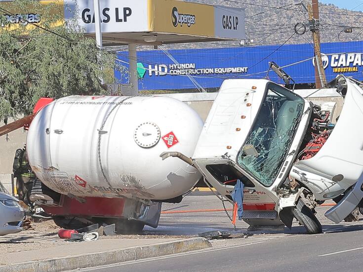 Vuelca pipa cargada con 10,000 litros de gas