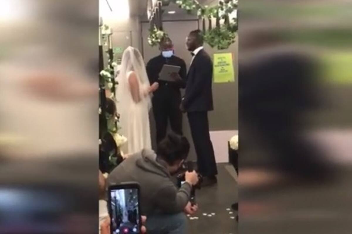 Pareja se casa en vagón de tren en Londres
