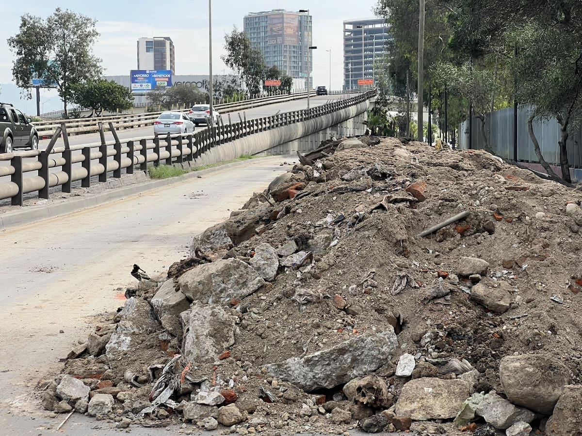 Durante labores de excavación para reparar el sistema pluvial de la Vía Rápida Alamar, trabajadores del Ayuntamiento de Tijuana localizaron un cráneo, huesos, dientes y prendas de vestir en avanzado estado de descomposición. Foto: Janeth Mayorquín