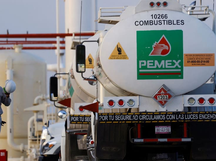 Ex directivos de Luz y Fuerza del Centro y Petróleos Mexicanos recibieron pensiones mensuales superiores a 1 millón de pesos mientras cerca de 9 mil jubilados del SME perciben entre 200 mil y 436 mil pesos, según listados oficiales publicados por la Secretaría de Anticorrupción