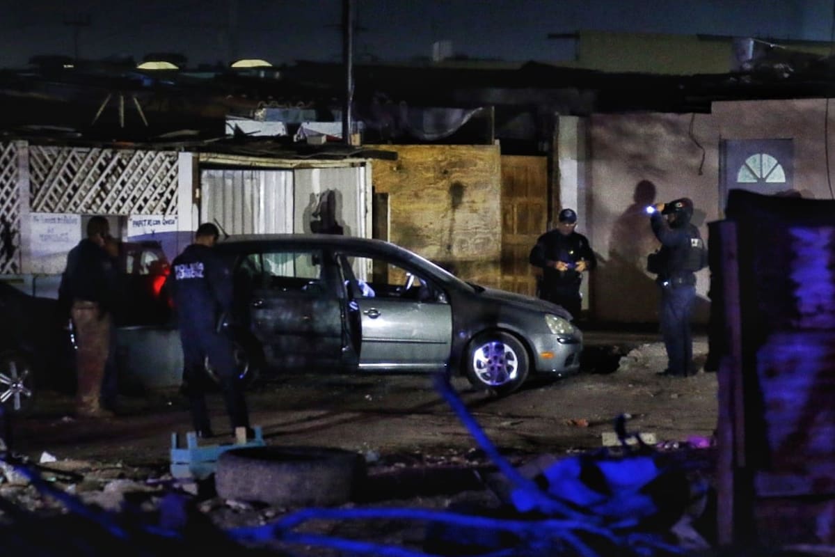 Hombre armado es asesinado a balazos dentro de su vehículo