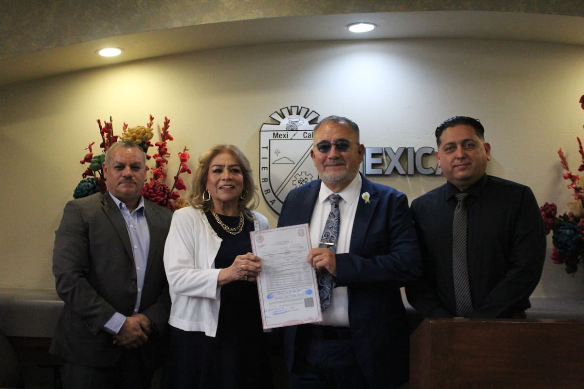 José y Diana son oficialmente la última pareja que contrae matrimonio en las instalaciones del Registro Civil del Centro Cívico. A partir de esta semana, las bodas se llevarán a cabo en el Registro Civil ubicado en el Cine Lux, en el Centro Histórico de Mexicali. (Foto: Said Morones)