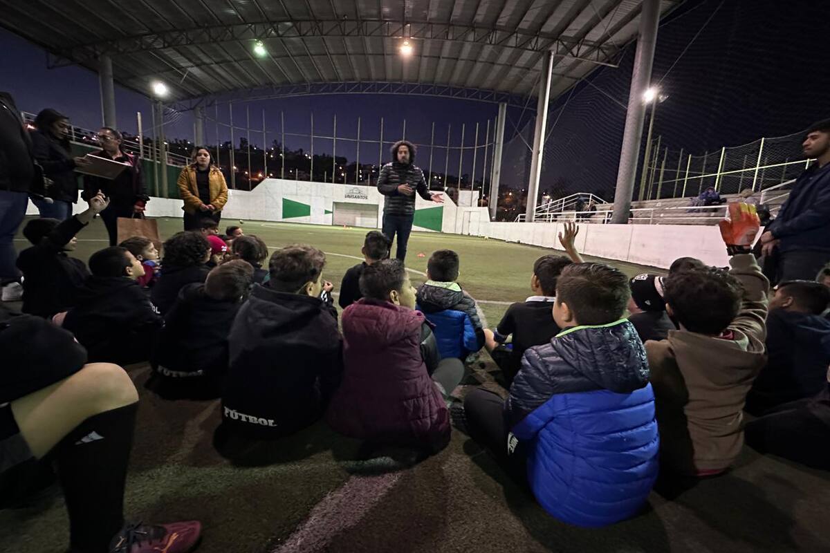 Joshua Ábrego da consejos a alumnos de la Academia de Futbol de Zonkeys