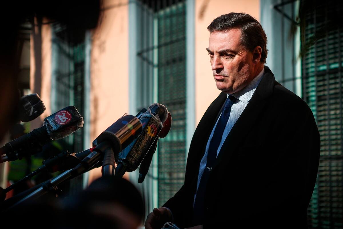 El abogado por la querella Mario Baudry habla durante una rueda de prensa sobre el inicio de las indagatorias por la muerte de Diego Maradona, frente a la fiscalía de San Isidro hoy, en San Isidro (Argentina). EFE/ Juan Ignacio Roncoroni