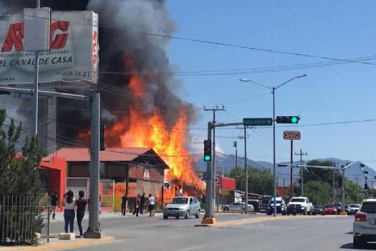 Impactante incendio consume restaurante de mariscos en Saltillo