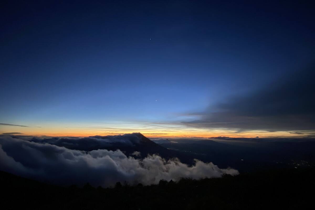 Jóvenes documentan riesgosa aventura al escalar al volcán de fuego en Guatemala
