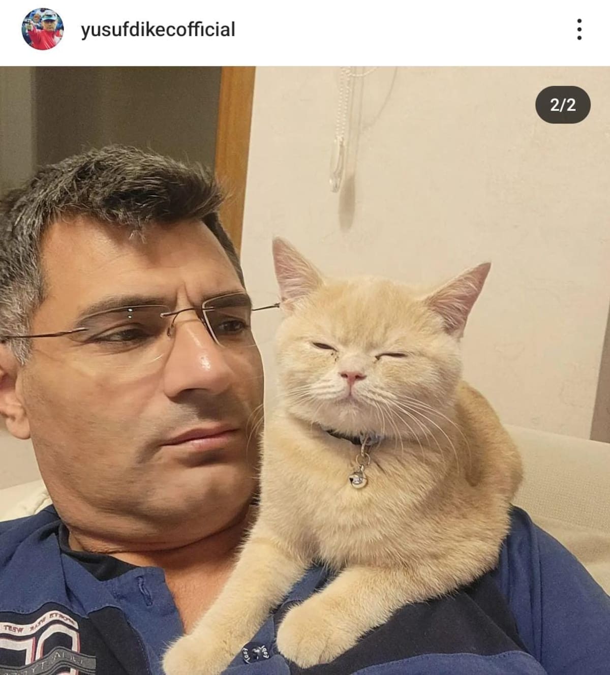 Yusuf Dikec y su gato.