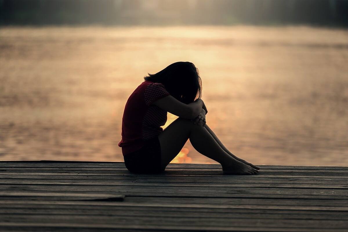 Intenta besar a su hermana de 12 años; vecinos lo detienen