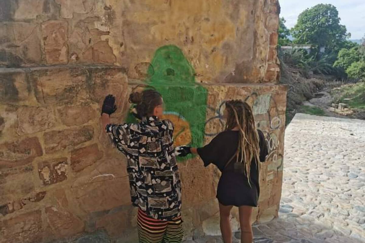 Oaxaca: Pareja de extranjeros son detenidos por hacer pintas