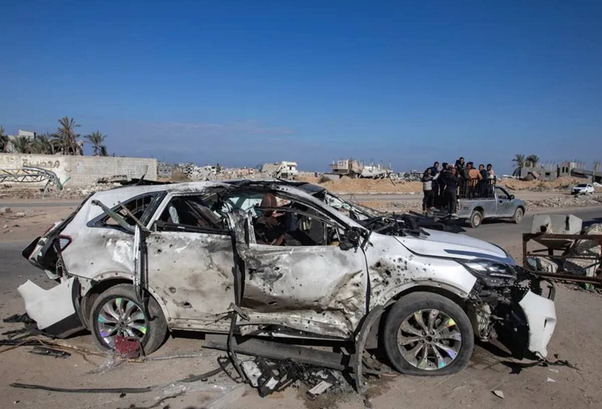 Vehículo destruido en la carretera Salah al-Din tras los ataques israelíes en Jan Yunis, sur de la Franja de Gaza, el 30 de noviembre de 2024. / EFE-EPA-HAITHAM IMAD