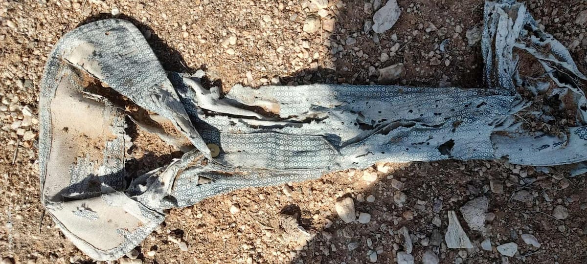 Los restos se hallaron cerca del kilómetro 24 de la carretera Sonoyta–Puerto Peñasco, junto con prendas de vestir y objetos personales.