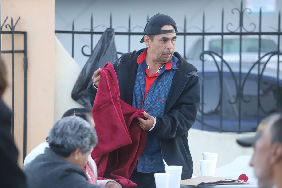 Santiago Rocha de 52 años, quien fue deportado de Estados Unidos y actualmente duerme en las calles de Ensenada fue uno de los beneficiados.
