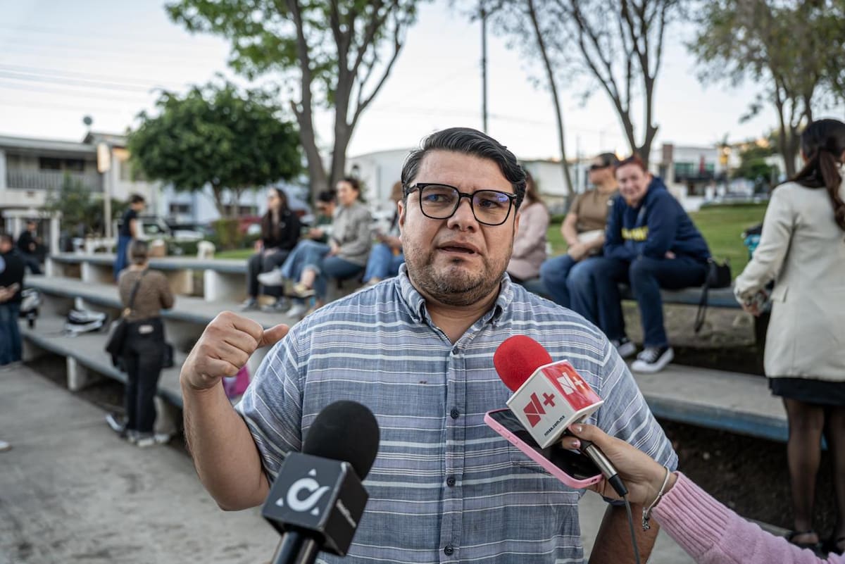 Familias se manifestaron para exigir el libre uso de la cancha en el parque Lomas Hipódromo, luego de que fueran retirados los aros de básquetbol y se aplicara un reglamento interno del comité vecinal. Foto: Border Zoom