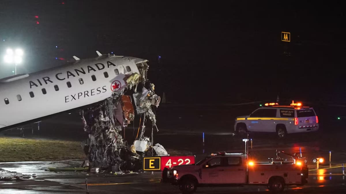 Bomberos y autoridades de Nueva York respondieron de inmediato al reporte de colisión entre un avión regional y un vehículo en la pista de LaGuardia. (Crédito: Associated Press (AP))