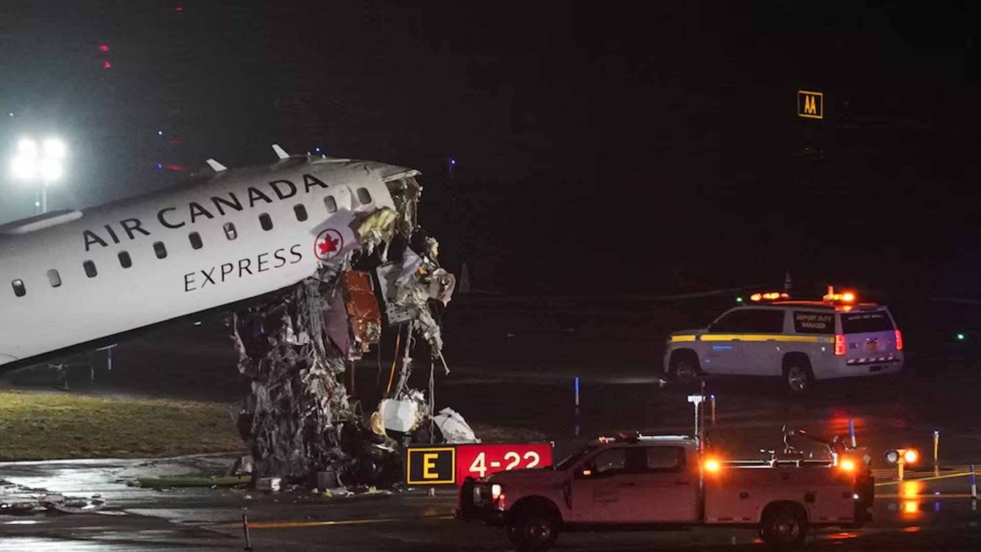 Bomberos y autoridades de Nueva York respondieron de inmediato al reporte de colisión entre un avión regional y un vehículo en la pista de LaGuardia. (Crédito: Associated Press (AP))