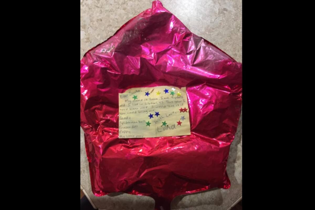 Encuentra globo con deseos de Navidad lanzado por una niña y decide cumplirlos