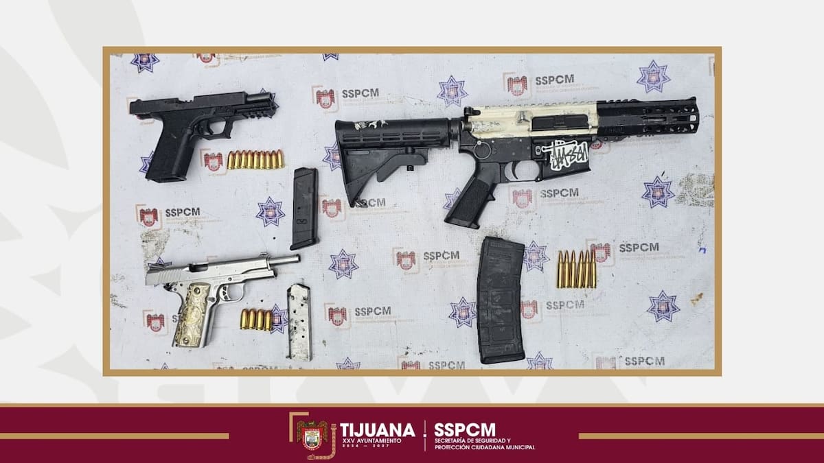 La Policía Municipal detuvo a cinco personas y aseguró tres armas de fuego en Tijuana. Foto: Cortesía