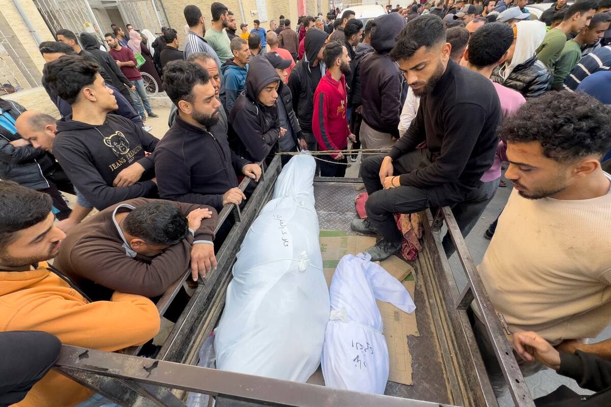 GAZA, 18/03/2025.- El Gobierno de Israel reanudó en la madrugada de este martes la guerra en Gaza con el mayor ataque desde el inicio de la tregua hace dos meses y que supone la ruptura de facto del alto el fuego, que tuvo lugar en varios puntos del enclave. El Gobierno de la Franja de Gaza, en manos del grupo islamista Hamás, elevó el número de muertos por la oleada de bombardeos israelíes de esta noche a 322 y habló de numerosos desaparecidos y heridos. EFE/ Ahmad Awad