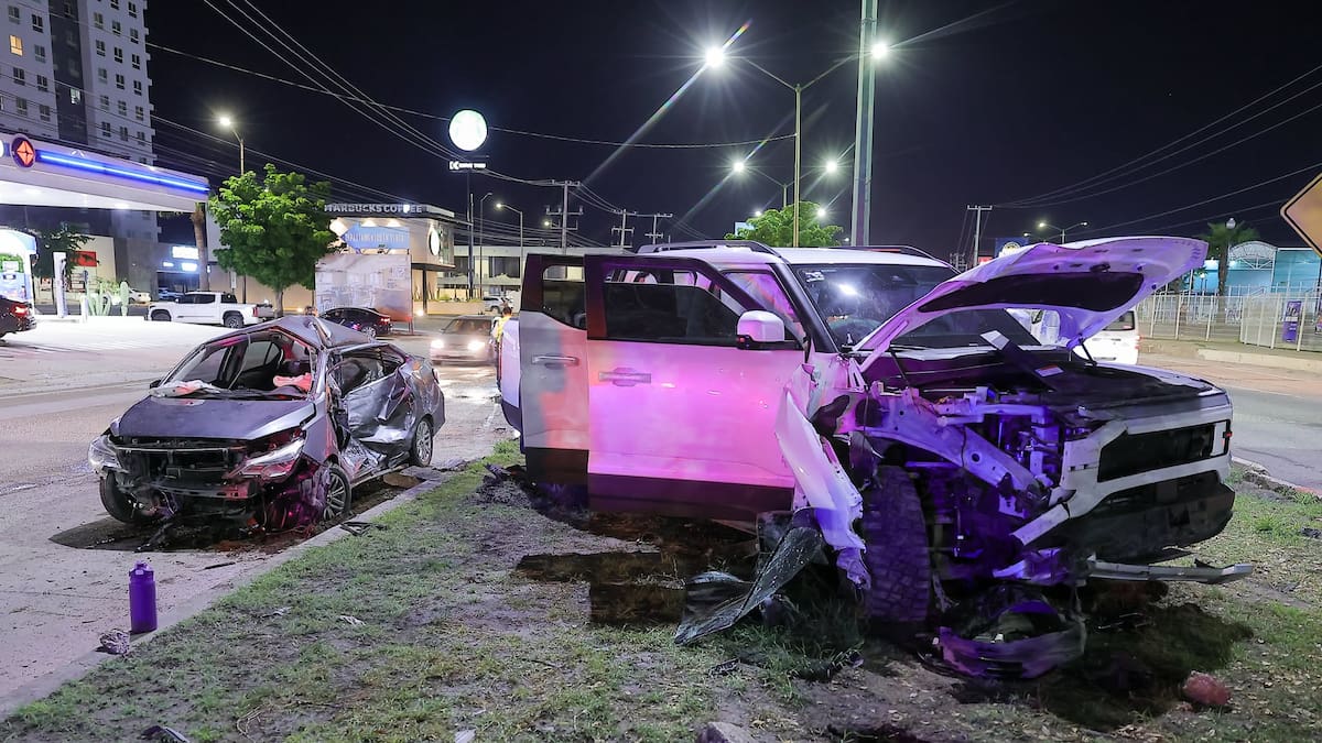 Madre e hija resultan lesionadas tras fuerte choque en bulevar Navarrete, en Hermosillo