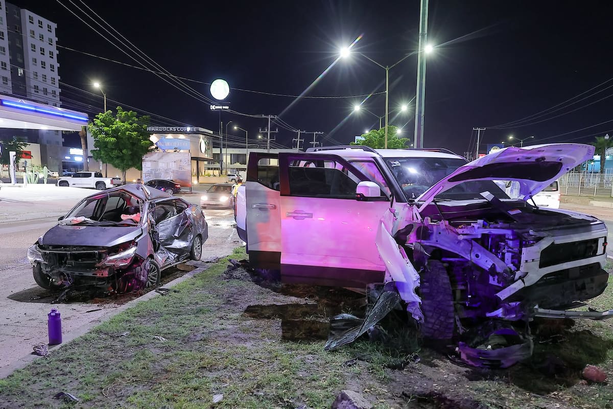 Madre e hija resultan lesionadas tras fuerte choque en bulevar Navarrete, en Hermosillo