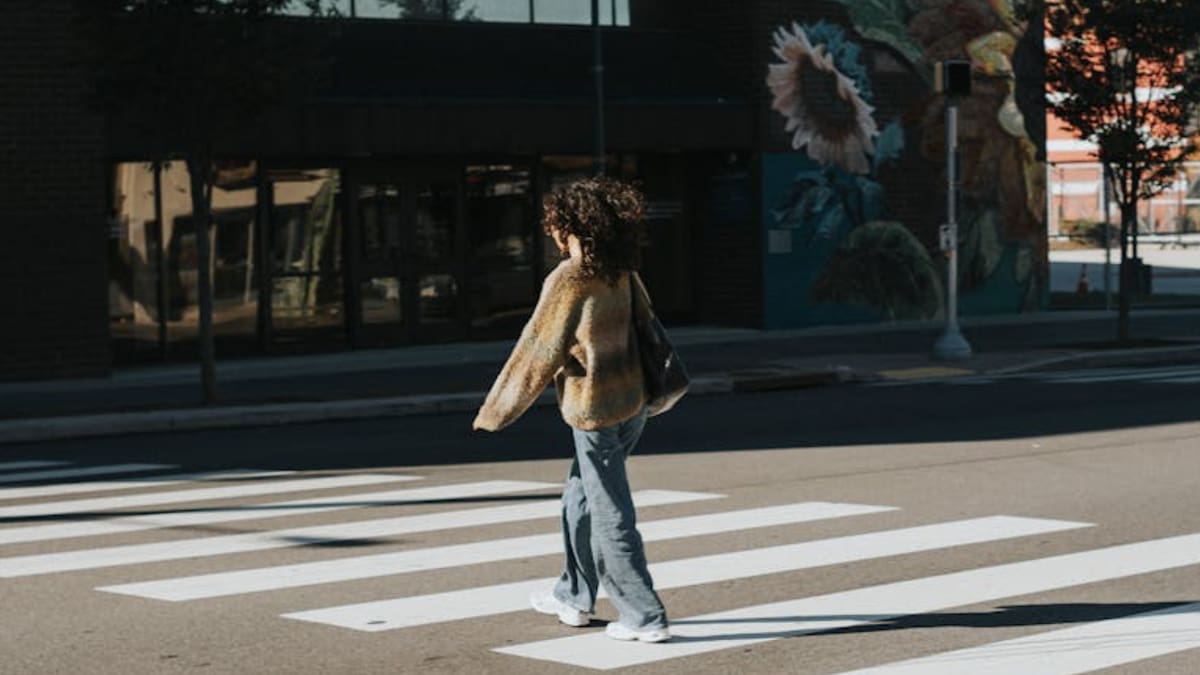 Psicólogos revelan que los peatones que agradecen a los conductores al cruzar la calle tienden a mostrar mayor empatía, respeto por las normas y cooperación social en su vida diaria