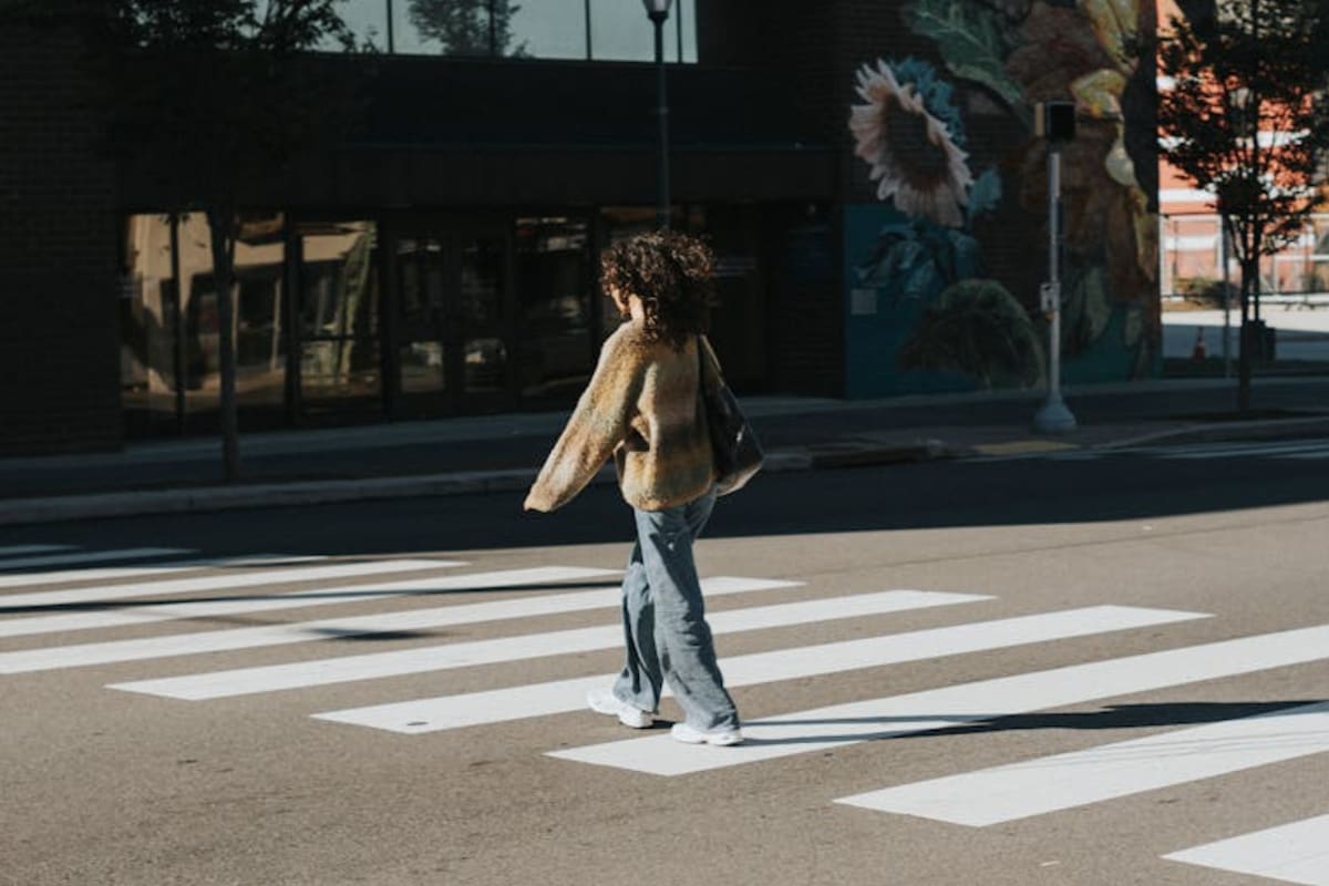 Psicólogos revelan que los peatones que agradecen a los conductores al cruzar la calle tienden a mostrar mayor empatía, respeto por las normas y cooperación social en su vida diaria