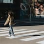Psicólogos revelan que los peatones que agradecen a los conductores al cruzar la calle tienden a mostrar mayor empatía, respeto por las normas y cooperación social en su vida diaria