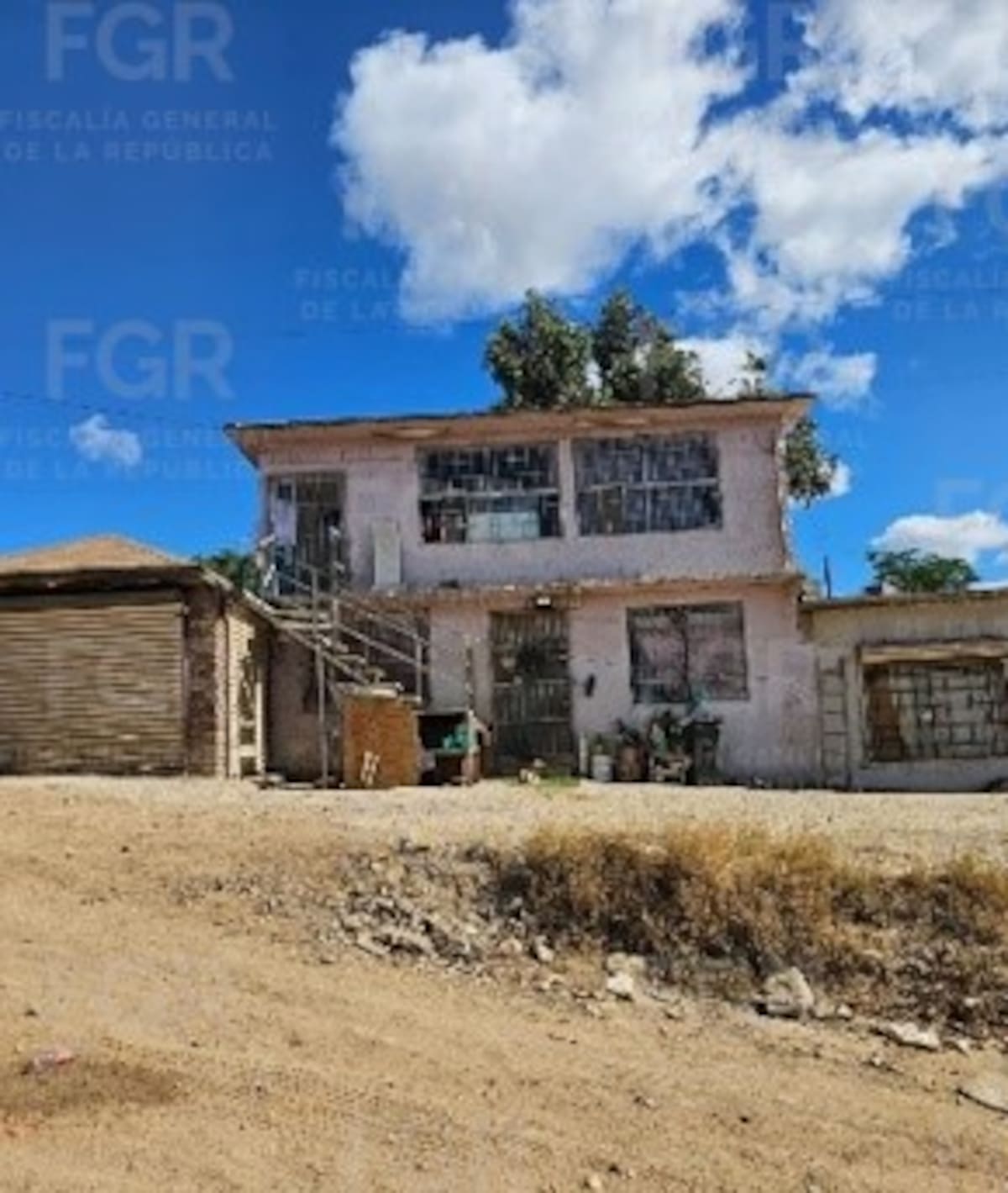 Durante un cateo en la colonia Las Torres, autoridades federales localizaron a 25 adultos y un menor de edad que presuntamente serían trasladados a Estados Unidos; una mujer fue vinculada a proceso por tráfico de personas y privación ilegal de la libertad. Foto: Cortesía.