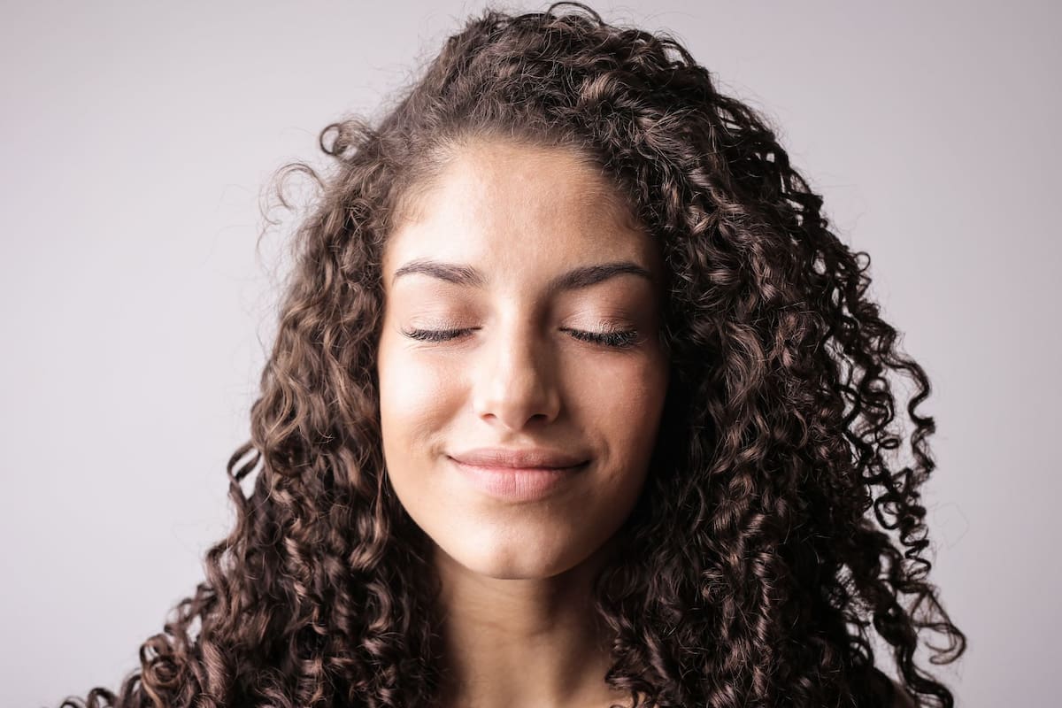 ¿Por qué el agua azucarada ayuda a definir y fijar el cabello rizado?