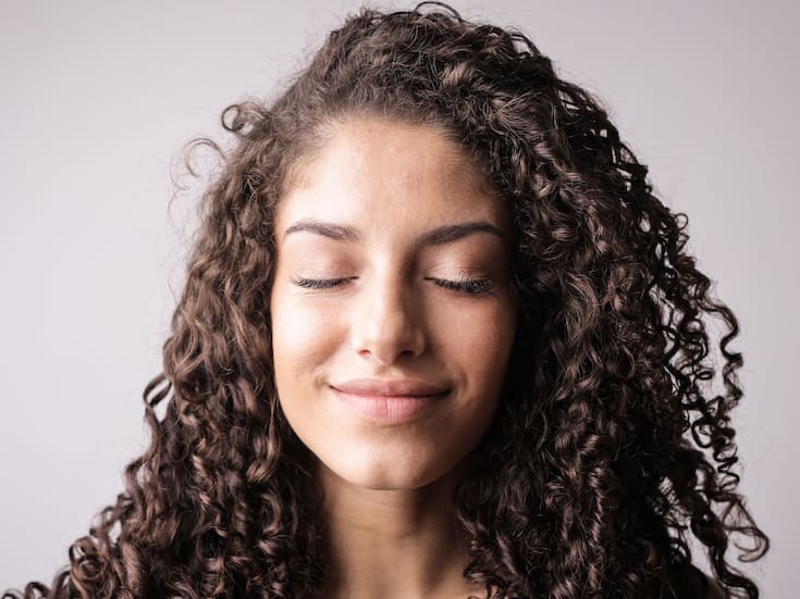 ¿Por qué el agua azucarada ayuda a definir y fijar el cabello rizado?