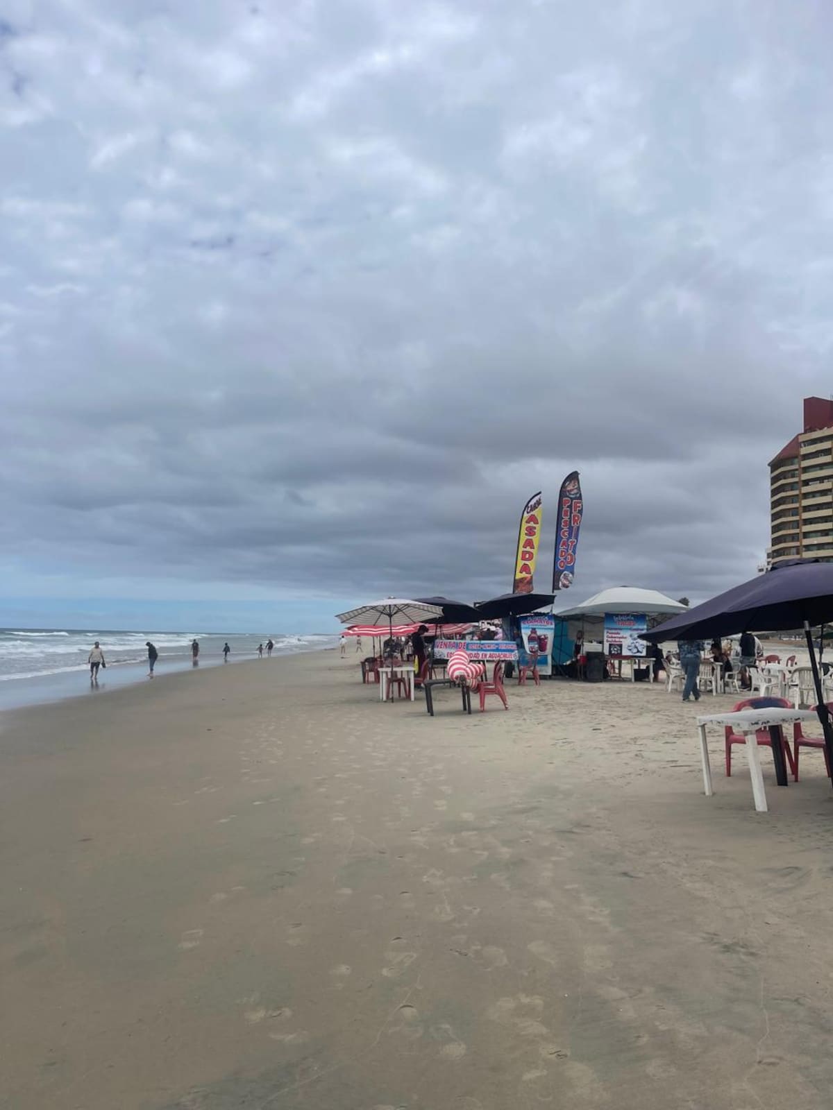 Jueves Santo transcurre con poca afluencia de visitantes en las playas de Rosarito, donde la presencia de bañistas es moderada, aunque se espera un incremento considerable a partir del viernes. Foto: Carmen Gutierrez