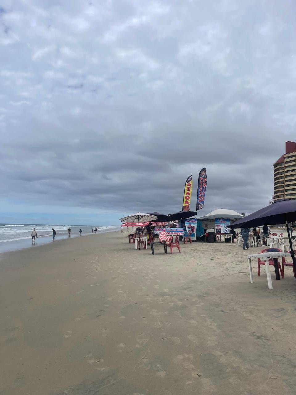 Jueves Santo transcurre con poca afluencia de visitantes en las playas de Rosarito, donde la presencia de bañistas es moderada, aunque se espera un incremento considerable a partir del viernes. Foto: Carmen Gutierrez